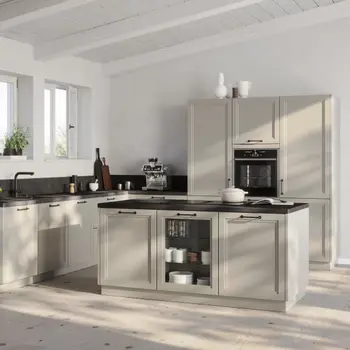 Beigefarbene Landhausküche mit Kochinsel, schwarzen Arbeitsplatten und Einbaugeräten.